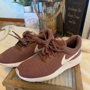 Womens nike shoes sz 7